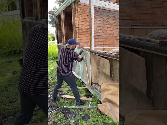 Демонтаж старого каркасного дома