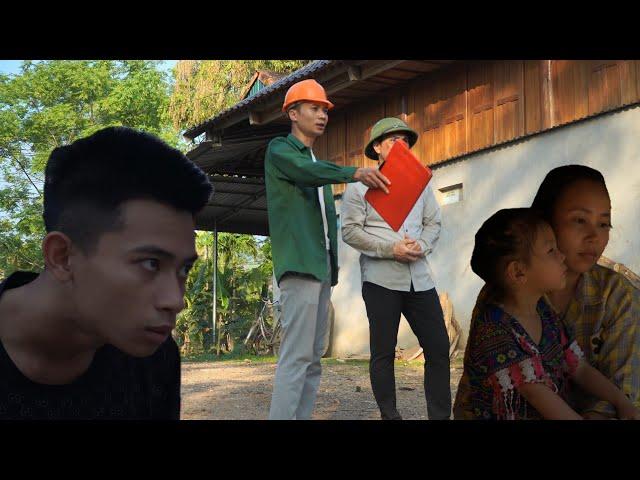 Ly Soan was injured and could not walk. A stranger appeared and walked towards Ly Soan.