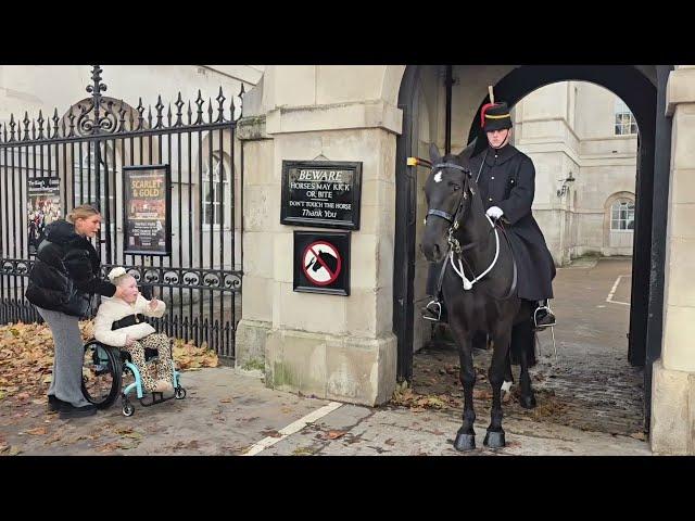 Kings guard moves his horse closer for disabled girls' picture #kingstroop