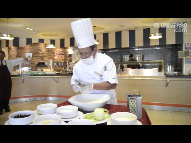 Chef Manfred Krauth prepara avena Bircher en el hotel Hilton Colon