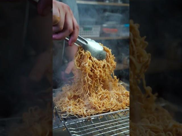 第一次吃烤羊肉味的方便面 #路边摊美味 #街头美食的诱惑力有多大#小吃 #food #noodles#delicious #cooking #streetfood