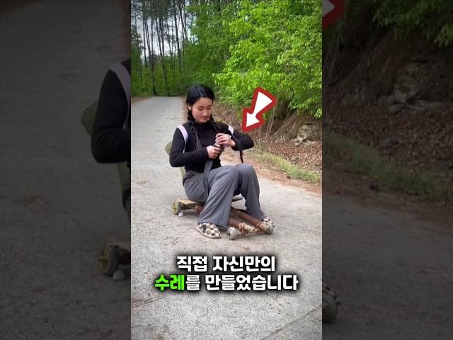 산 아래로 여행할 수 있는 나무로 만든 놀이기구