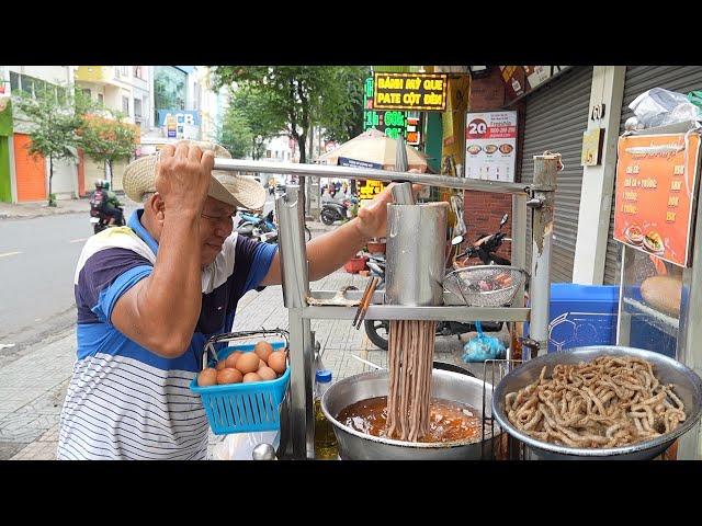 Đây là xe bánh mì chả cá ngon nhất ở vỉa hè Sài Gòn, bán đắt như tôm tươi