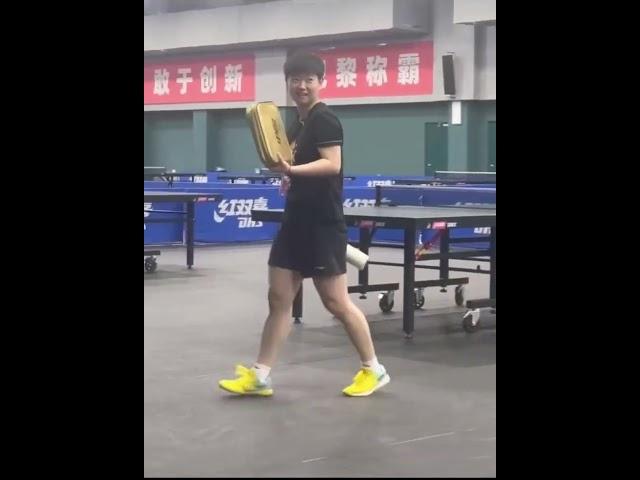 孙颖莎在北京体育局庆祝生日️#孙颖莎 #sunyingsha #shasha #hpbdshasha #tabletennis