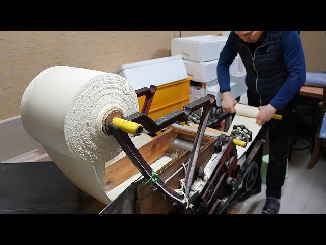 A popular flat dumpling made from 50-year-old machines in Korea, Korean street food