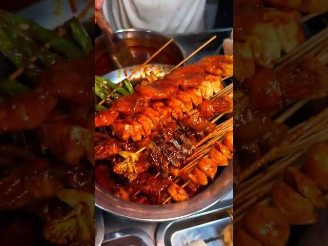 Just eat a street fried skewers understands the joy of skewers skewers of happiness stall under...