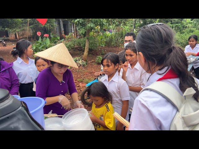 Bà con vui mừng nhận những phần bánh canh giò heo siêu ngon không ngờ sự cố bất ngờ ập tới | TNCM