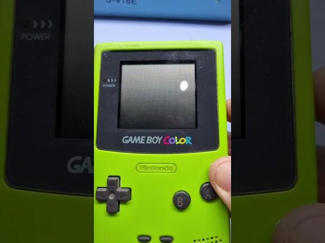 Starting a #gameboy colour with a cartridge in, and without