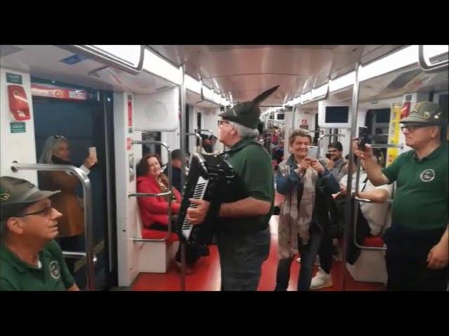 Adunata di Milano, gli alpini padovani cantano anche in metro