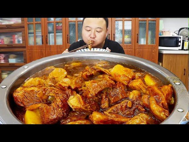 10kg of frozen beef  A Qiang makes a bowl of steaming potato and beef covered with rice  warming th