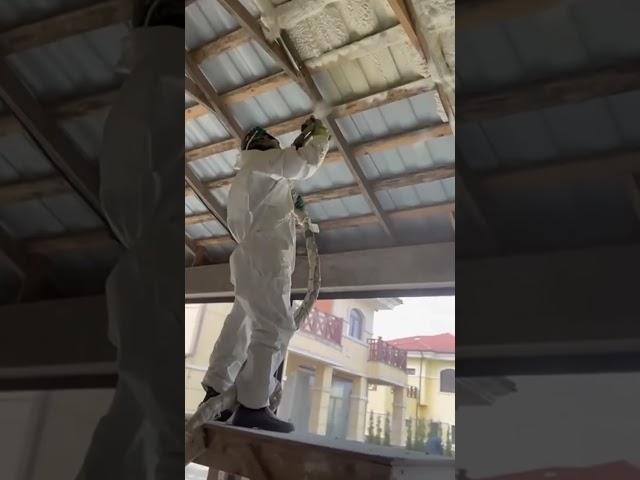 Spraying polyurethane foam inside the house can ensure the thermal insulation of the house