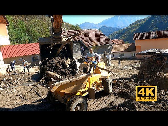 Akcija čišćenja u selu Zlate Jablanica nakon poplave. Snimak iz kabine bagera.