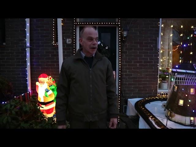 Ad heeft 6000,- kerstverlichting in zijn tuin