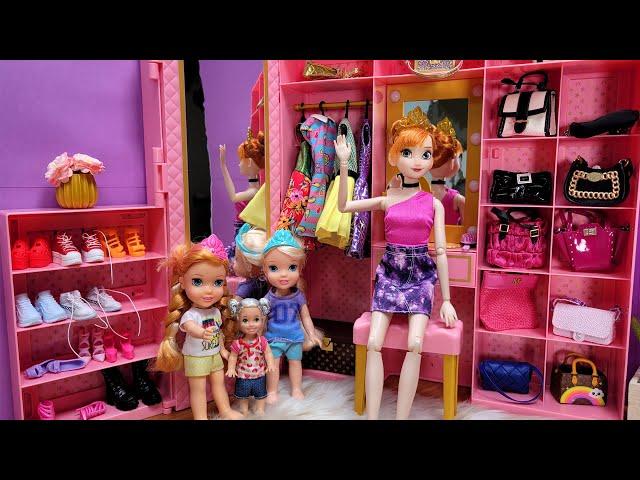 Anna's surprise gift ! Elsa & Anna toddlers - Barbie dolls