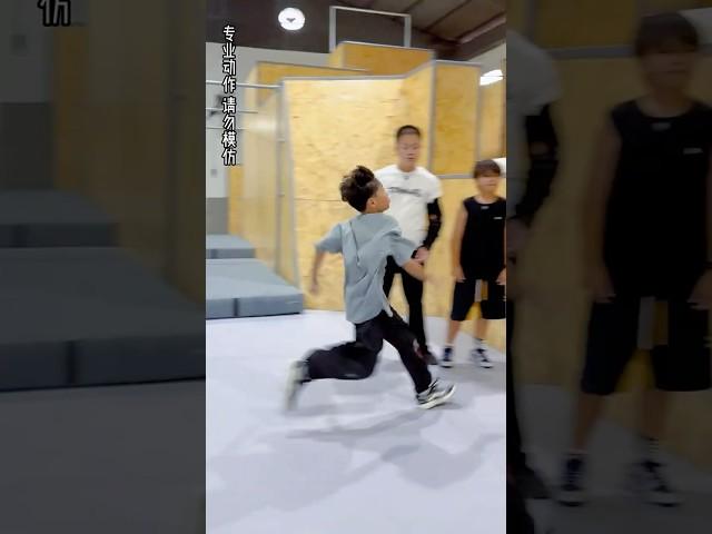跑酷冠军是怎么跑酷的？#滑板轩轩 #滑板  #极限运动  #满级小孩