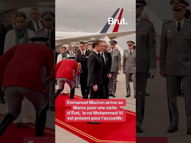 Emmanuel Macron arrive au Maroc pour une visite d’État, accueilli par le roi Mohammed VI