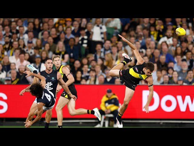 Ollie Hollands going back into the contest  - AFL Round 1 2025 - Carlton @ Richmond