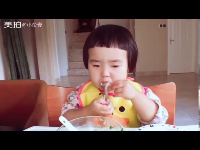 Foodie XiaoMan 超萌小吃貨 －小蛮 雞腿吃得乾乾淨淨～ #21個月