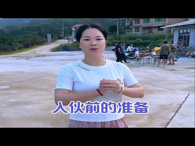 展开基地明天入伙了，丫头哥买头300多斤的猪回来，秋子看到吓一跳