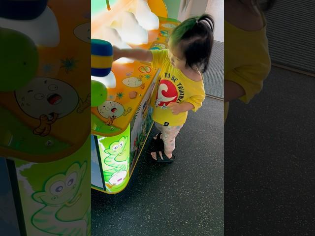 女兒小莫［育兒日常］妹妹吃完早餐來運動一下，一槌一隻蛇蛇。2y1m15d