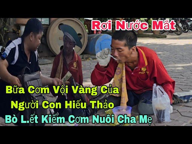 Người con hiếu thảo vội vàng với bữa cơm rồi tiếp tục bò lê kiếm từng bữa cơm nuôi cha mẹ già