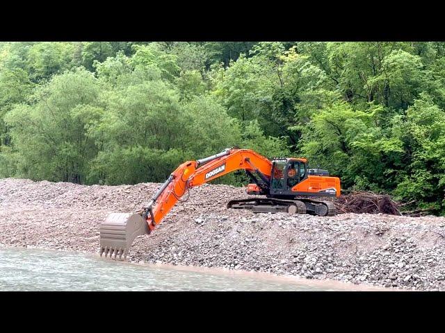 DOOSAN DX350LC digging gravel in a river part 3 - Pulfero, Italy