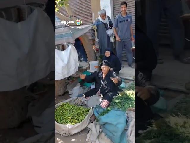 بائعة خضار مُسنة تمازح محافظ المنيا جبلي عريس صغير وكتكوت