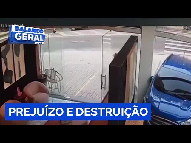 Motorista confunde pedais do carro e invade loja de móveis na zona sul de São Paulo