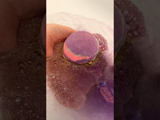 LUSH cosmetics aesthetic bath bomb fizz! #lushcosmetics #bathbomb 