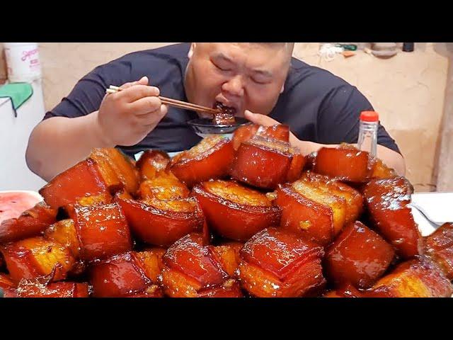 20kg pork belly simmered 1.5hrs in casserole wine-enhanced taste! [Fat Monkey Boy]