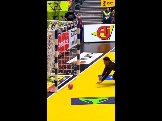 Handball WM 2025: Zu viel Harz?  Spanischer Handballer scheitert trotz bester Technik 🫠