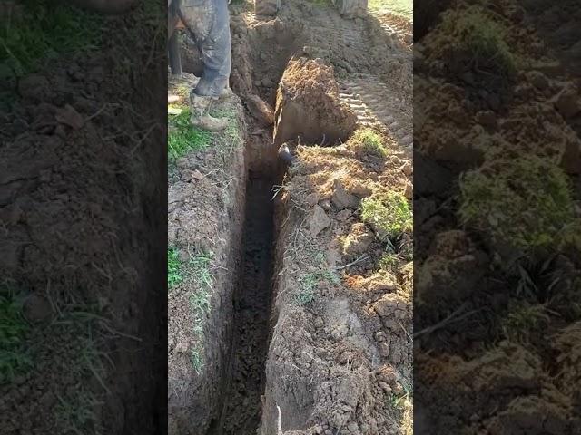 Копка траншеи мини экскаватором для водопровода частного дома из скважины
