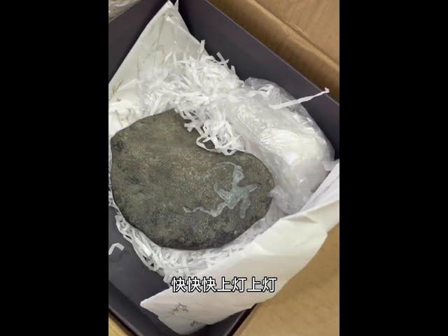 【玉匠翡翠·千年傳承】翡翠料子這麽薄，適合雕個刀片寄給主播（上）@shorts