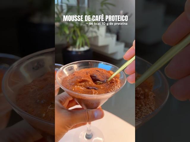 Use apenas gelo, café solúvel whey e pouca água ou leite desnatado. mousse de café saudável