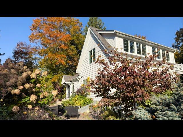 A beautiful autumn garden stroll 