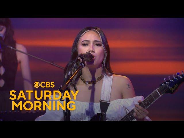 Saturday Sessions: NIKI performs "Buzz"