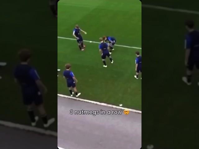 3 nutmegs in a row is just crazy, and all by the same dude #football #crazy #dribbling #viral