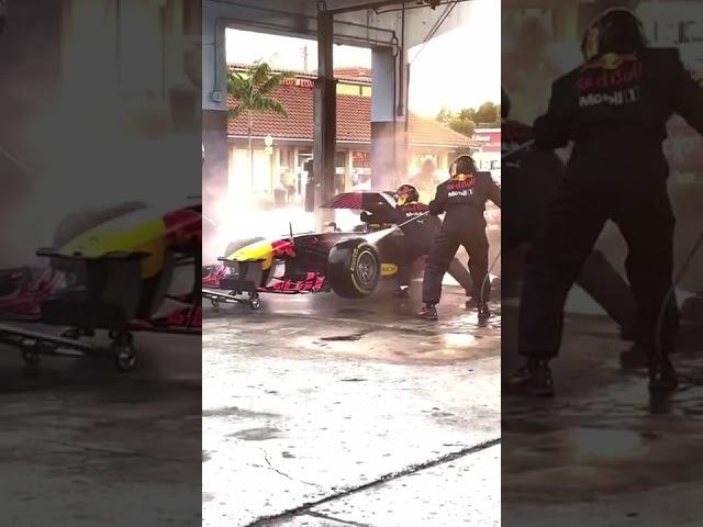 F1 Pit Stop - RedBull F1 Car Washing