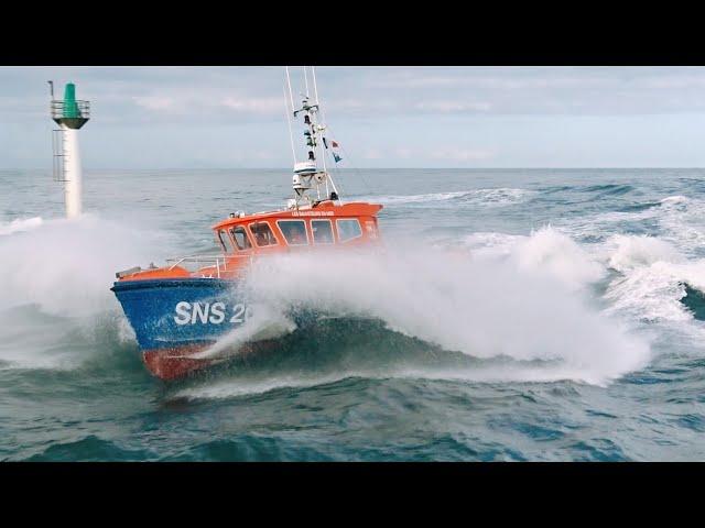   ATTENTION OCÉAN DÉMONTÉ LES BATEAUX SONT PRIS PAR UN FORT COURANT DANS LE CHENAL DE CAPBRETON. 