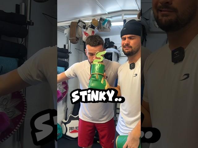 Stinky gloves  #boxing #boxinggloves #tutorial #learntobox #viral #boxingtutorial