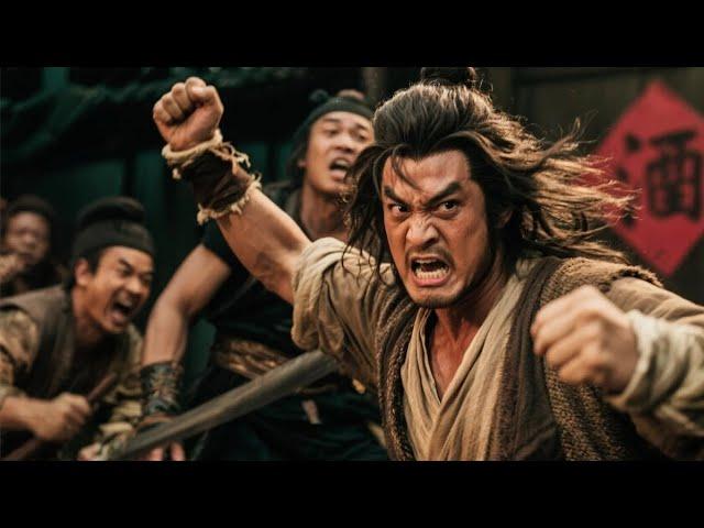 The mad beggar turns out to be a Shaolin Kung Fu master, his Drunken Fist crushes the thug!