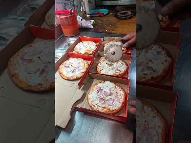 Gulu Pizza King cutting style #gulupizzaking #pizza #foodie #food #youtubeshorts