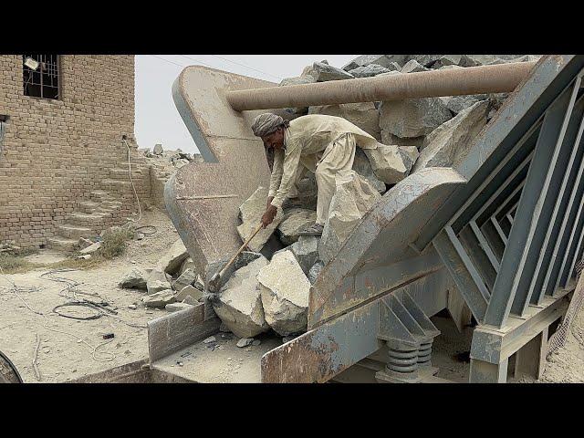 "Big Rock Crusher Machine: A Giant in Action"Big Rock Crushing: A Powerful Process"#stonecrusher