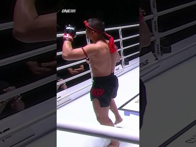 Our main event begins with a wai kru from the ONE Bantamweight Muay Thai king! 