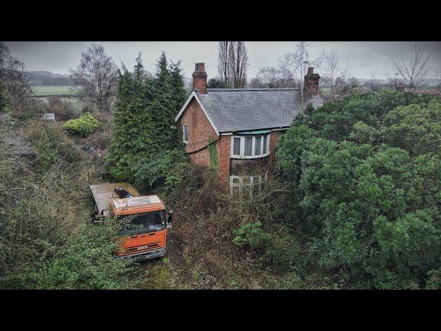 Abandoned House Full Of Priceless Treasures - Old Family Home with Everything Left Inside