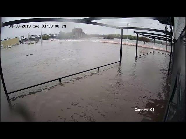 Video shows moment levee breaches, flooding Davenport restaurant parking lot