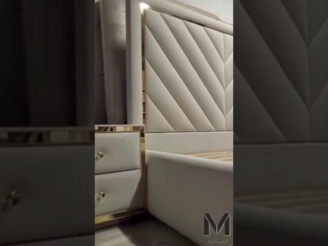 Мягкая кровать 160х200 с подъемным механизмом/ молдинг золото + прикроватные тумбы