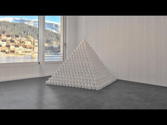 Vierseitige Pyramide aus 1785 Toilettenpapierrollen