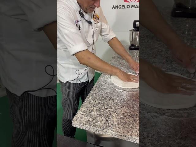 Tuttopizzaexpo la pizza di marco amoriello #pizzarecipe #ricetta #napoletana marco mani in pasta