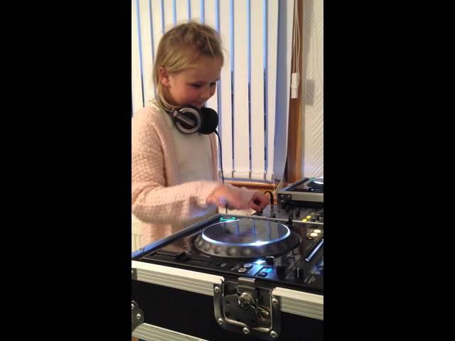 Sophie J, The 9 Year Old Dj - Scratching On Pioneer CDJ 2000 Nexus